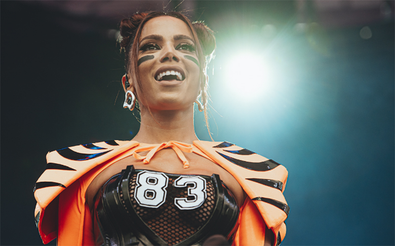 Já na lista de indicados da premiação, Anitta concorre com Mil Veces nas categorias Melhor Edição e Melhor Clipe Latino, e com Bellakeo, parceria dela com Peso Pluma, que também foi indicada como Melhor Clipe Latino.