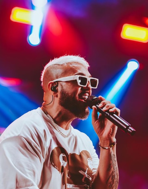 Belo deixou o Soweto em 2000, quando o grupo estava no auge, para seguir a carreira solo. Anos depois, foi condenado pela justiça ao ser acusado de tráfico de drogas, ficando quatro anos preso.