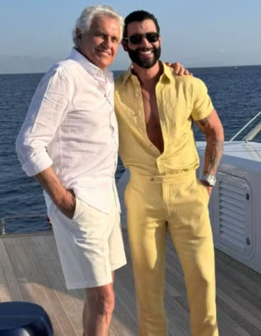 E o percurso do navio foi pela Ilha de Mykonos, uma das mais espetaculares da Grécia, num passeio de alto luxo. Entre os convidados estava o governador de Goiás, Ronaldo Caiado, que viajou acompanhado da esposa, Gracinha Caiado. 