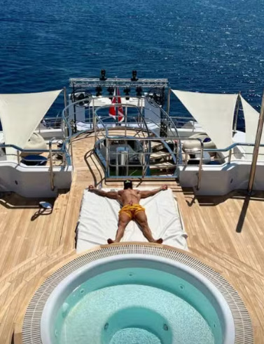 O navio comporta 12 convidados e tem 9 cabines. Imagens nas redes sociais mostram o cantor Gusttavo Lima curtindo o sol no deck, com ótima infraestrutura, incluindo ofurô. 
