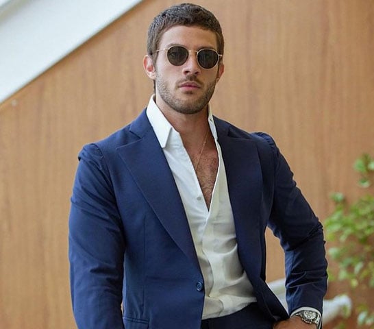 Chay Suede -  O ator capixaba, nascido em 30/6/1992, se chama Roobertchay Domingues da Rocha Filho. Ele abreviou o nome Roobertchay (inventado por seu avô). E acrescentou o sobrenome Suede, inspirado pelo filme Johnny Suede (1991), estrelado por Brad Pitt.