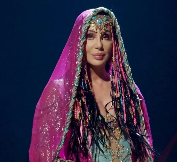 Com isso, ela ficou à frente de ícones que lançaram canções que marcaram gerações, como If I Could Turn Back Time”, da cantora Cher. 