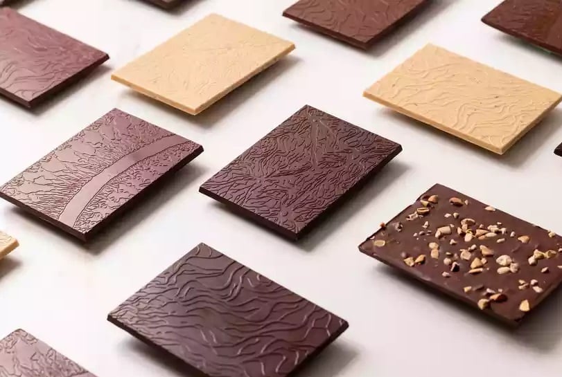 Para a Anvisa (Agência Nacional de Vigilância Sanitária), o produto é classificado como chocolate com, no mínimo, 25% de cacau na receita. Se não, deve ser enquadrado como achocolatado. Já a Associação Brasileira da Indústria de Chocolates, Amendoim e Balas (Abicab) reitera que a qualidade do chocolate não é proporcional à quantidade total de cacau.