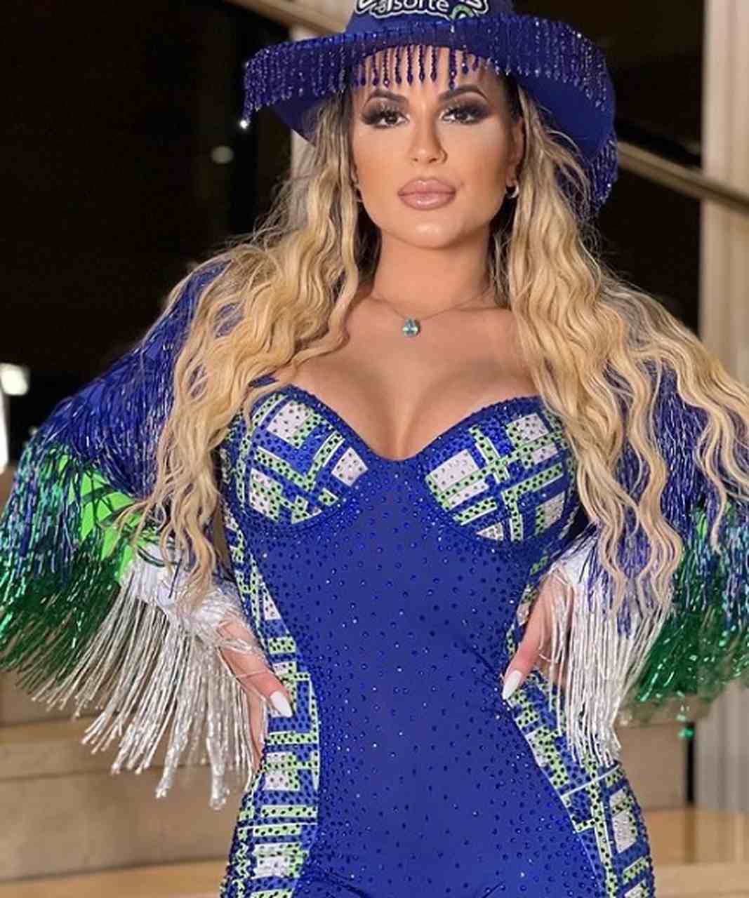 A partir daí, Deolane foi ganhando destaque nas redes sociais e outras mídias. Chegou, inclusive, a participar do reality show 'A fazenda'. Atualmente a influencer tem mais de 20 milhões de seguidores no Instagram.