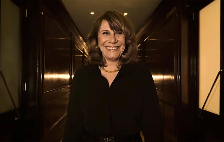 Renata Sorrah - Atriz - Filha de um empresário alemão e uma diplomata brasileira, também tem ascendência judaica e portuguesa. Já nos anos 1960 estudou nos Estados Unidos. 