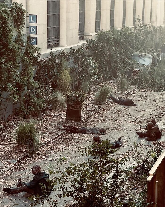 O personagem principal, Daryl (Norman Reedus), viaja para a Europa e enfrenta novos inimigos e zumbis enquanto tenta descobrir alguma informação útil sobre Rick Grimes. Esta é a primeira vez que o universo de TWD mostrará os efeitos do apocalipse em outras partes do mundo. 