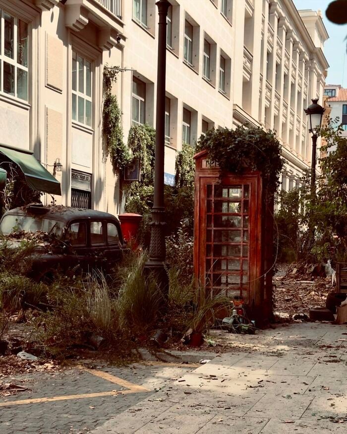 As filmagens da nova temporada ainda está acontecendo na Espanha, mas detalhes como um ônibus vermelho de dois andares e uma icônica cabine telefônica britânica indicam que a trama pode ser passada em Londres.