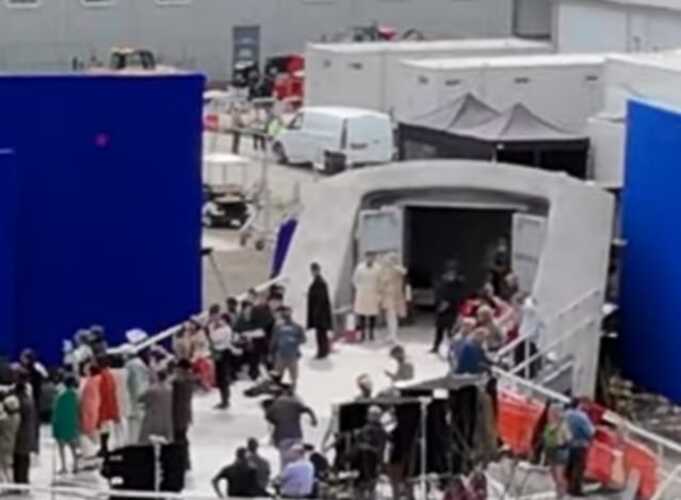 Reed Richards e Sua Storm estão no momento da foto, de acordo com informações, acompanhando o Fantasticar (o carro da equipe) decolar. 