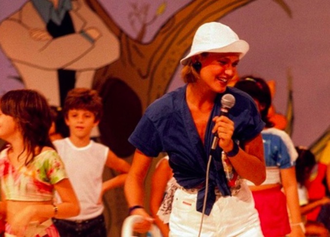 Sua beleza e carisma logo a levaram a uma oportunidade na televisão, onde ela começou a apresentar programas infantis. Estreou na Rede Manchete, em 1983, como apresentadora do Clube da Criança.