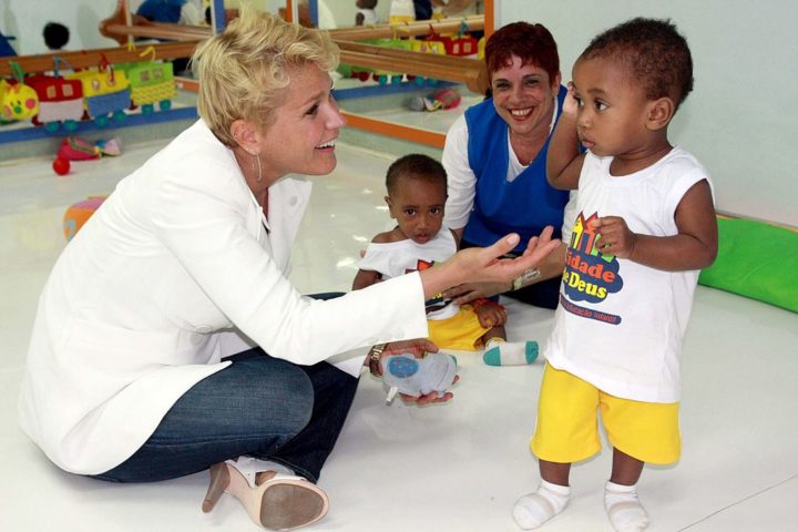 Xuxa não se limitou ao entretenimento. Ao longo de sua carreira, ela também se envolveu em diversas causas sociais, com destaque para a defesa dos direitos das crianças e adolescentes. 
