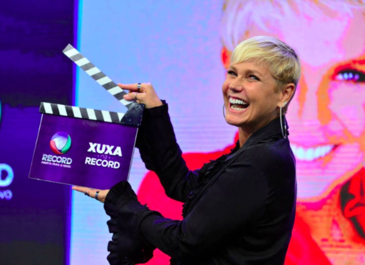 Em 2015, Xuxa deixou a Globo após 29 anos e assinou contrato com a Record TV, onde passou a apresentar o programa “Xuxa Meneghel”.
