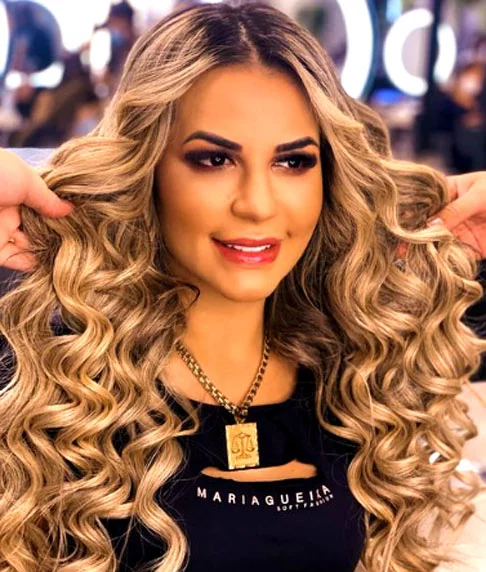 Deolane Bezerra nasceu em Vitória de Santo Antão, Pernambuco. Ela é advogada criminalista, empresária e influenciadora digital com mais de 20 milhões de seguidores no Instagram. 