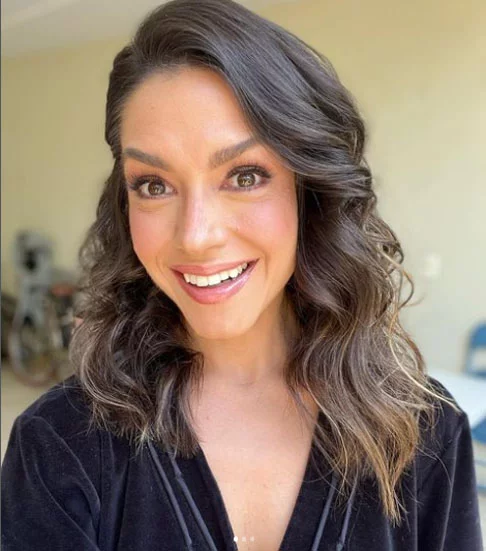  Thaís Fersoza - A atriz carioca, nascida em 13/4/1984, casada com o cantor Michel Teló, se chama Thaís Cristina Soares dos Santos Teló. Ela criou um sobrenome artístico com Fer (de Fernandes, da mãe), So (de Soares, dela mesma) e Sa (de Santos, do pai). Para ficar mais sonoro, trocou  Sa por Za: FERSOZA. 