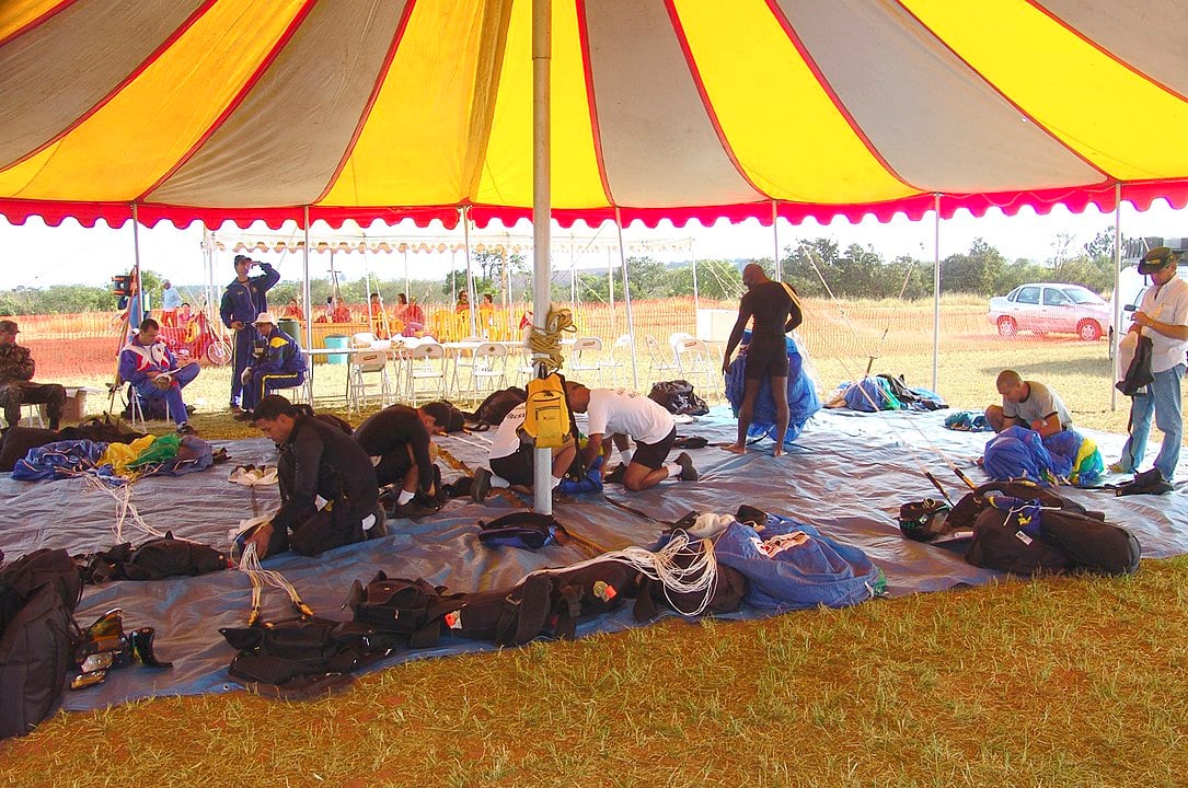 É preciso aprender sobre o funcionamento de cada parte do paraquedas, a posição de queda livre, acionamento e pilotagem do equipamento e procedimentos em casos de emergência.