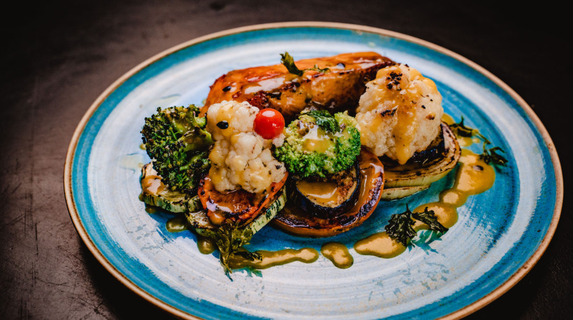 Pratos do restaurante Ponza t&ecirc;m desconto durante a Feira Sabores do Mundo (Foto: J&Uacute;LIO CAESAR / O POVO)