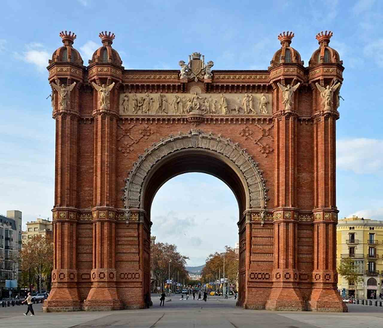 Arco do Triunfo (Arc de Triomf) - Construído como entrada principal da Exposição Universal de 1888, o Arco do Triunfo de Barcelona é um exemplo de arquitetura neomourisca. Localizado no Passeig de Lluís Companys, é um ponto de referência importante na cidade.