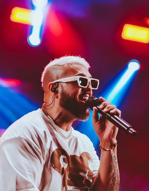 Belo deixou o Soweto em 2000, quando o grupo estava no auge, para seguir a carreira solo. Anos depois, foi condenado pela justiça ao ser acusado de tráfico de drogas, ficando quatro anos preso.