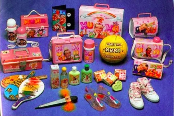 Ao longo de sua carreira, Xuxa construiu um verdadeiro império. Seus produtos, como brinquedos, roupas e revistas, faziam sucesso entre as crianças e geravam milhões de reais. 