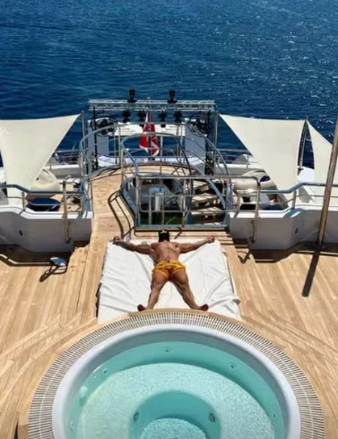 O navio comporta 12 convidados e tem 9 cabines. Imagens nas redes sociais mostram o cantor Gusttavo Lima curtindo o sol no deck, com ótima infraestrutura, incluindo ofurô. 
