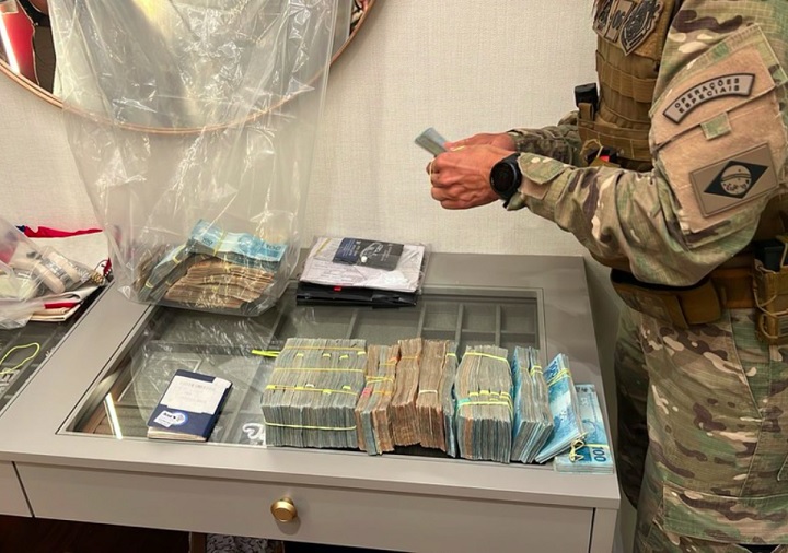 A investigação teve início após a apreensão de mais de R$ 180 mil, em dezembro de 2022, em uma banca de apostas ligada à família do dono da plataforma Esportes da Sorte, Darwin Filho.