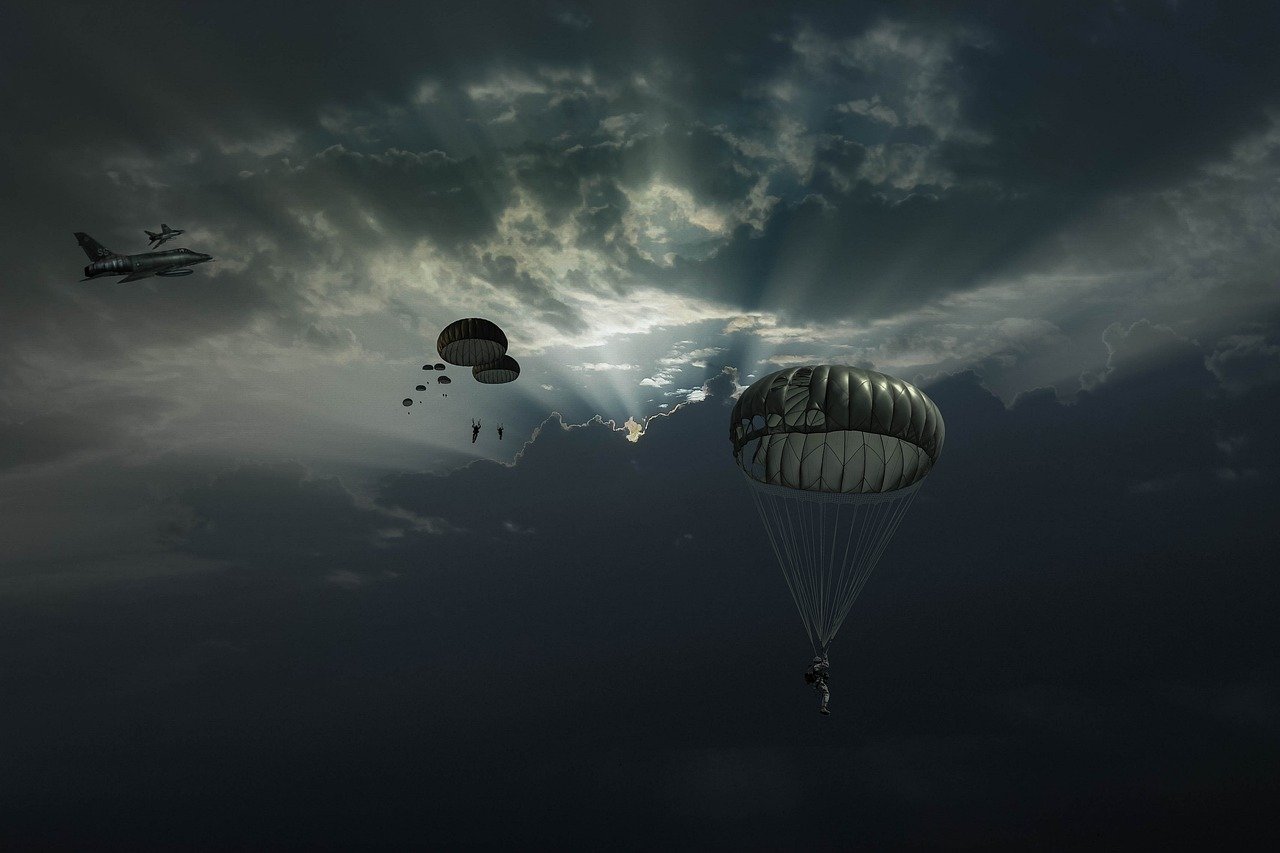 Não se deve saltar de paraquedas em dias de tempo nublado ou chuvoso. É importante ter atenção no clima. 
