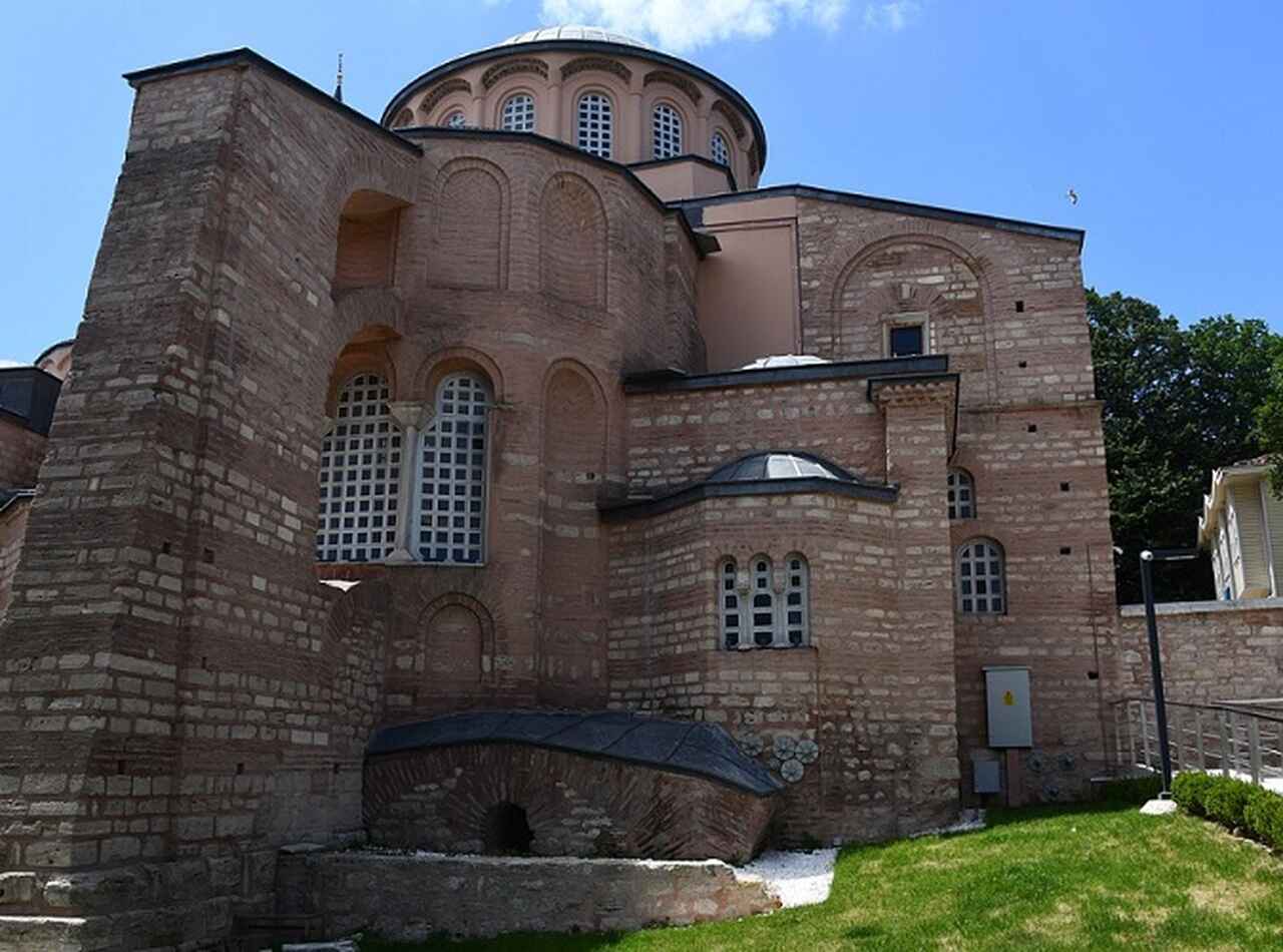 Igreja de São Salvador em Chora (Kariye Müzesi) - Esta igreja bizantina, construída no século IV e renovada no século XI, é famosa por seus belos mosaicos e afrescos. Representando cenas do Novo Testamento, é um exemplo excepcional da arte bizantina.