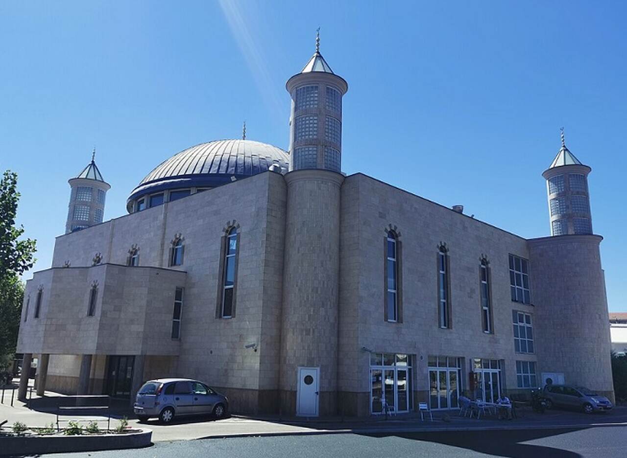 Mezquita de Eyüp Sultan (Eyüp Sultan Camii) - Concluída em 1458, é uma das mesquitas mais sagradas da Turquia, construída no local onde se acredita estar o túmulo de Eyüp, o estandarte do Profeta Maomé. É um importante local de peregrinação.