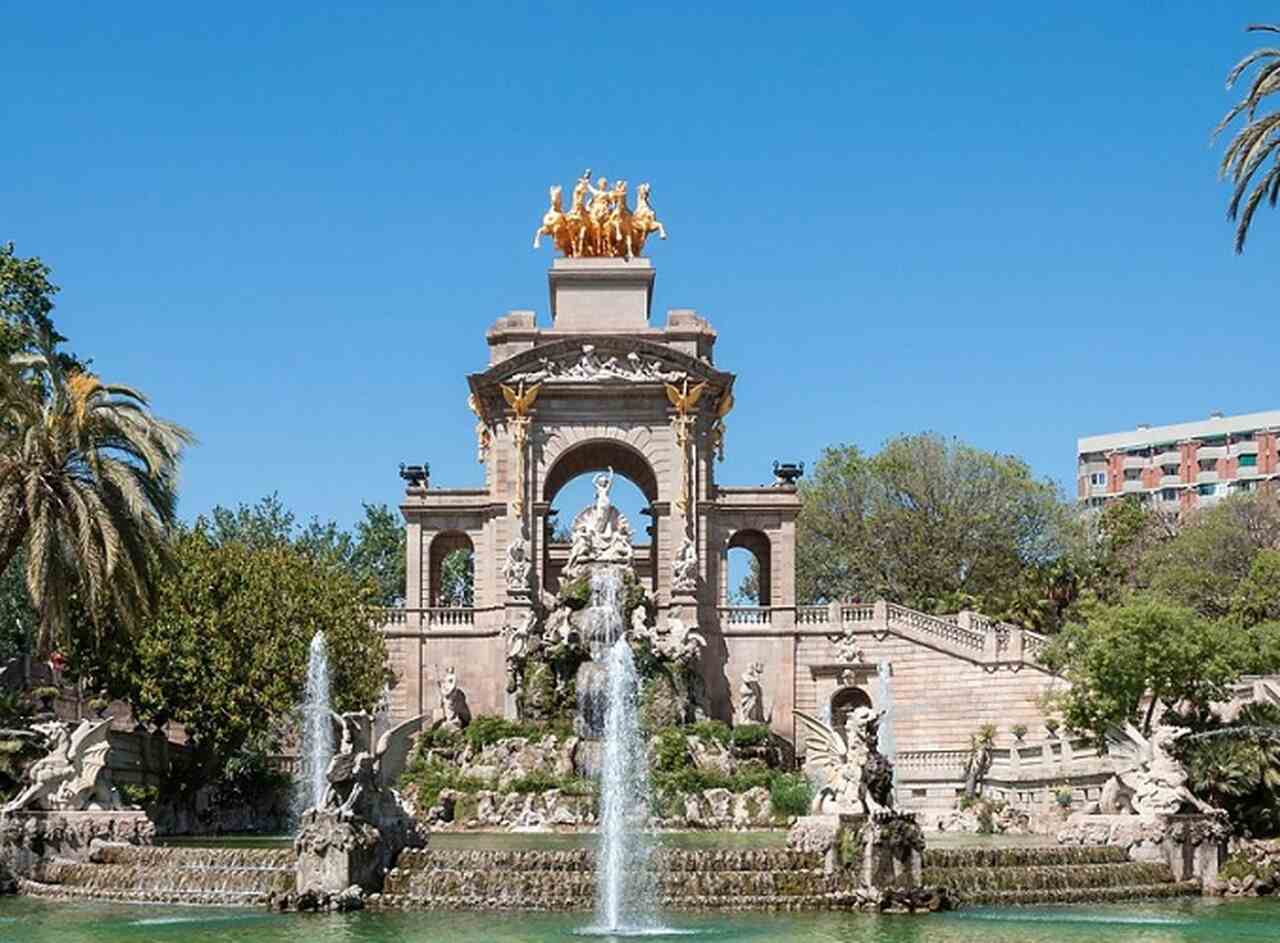 Parc de la Ciutadella - Criado no século XIX, o Parc de la Ciutadella é um dos principais parques de Barcelona. Abriga o Parlamento da Catalunha, o Zoológico de Barcelona e o famoso lago com uma impressionante fonte desenhada por Josep Fontserè e assistida por Gaudí.