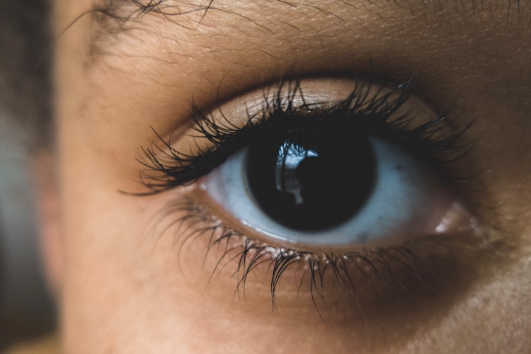 Irritação nos Olhos: O tempo seco pode causar irritação nos olhos, como coceira, vermelhidão e sensação de areia nos olhos.