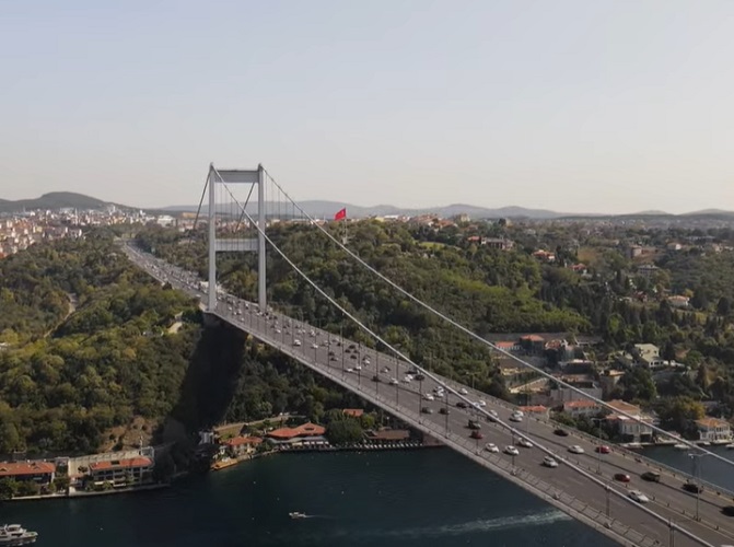 Ponte do Bósforo (Boğaziçi Köprüsü) - Inaugurada em 1973, a Ponte do Bósforo conecta as partes europeia e asiática de Istambul. Foi a primeira ponte suspensa construída sobre o Bósforo e é um símbolo da cidade moderna.