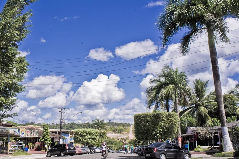 O município tem uma área de 25 mil km² e sua população, estimada pelo Instituto Brasileiro de Geografia e Estatística (IBGE) em 2020, era de 37.193 habitantes.