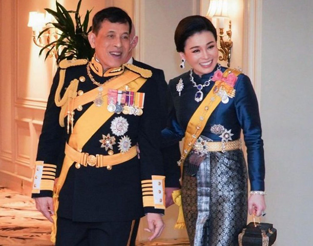 A família real desfruta de enorme respeito por parte da população tailandesa. Por isso, insultar qualquer membro da realeza pode resultar em pena de multa e até prisão.
