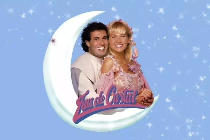 Além da televisão e da música, Xuxa também teve uma carreira no cinema, estrelando filmes como A Princesa Xuxa e os Trapalhões (1989) e Lua de Cristal (1990), que foram sucessos de bilheteria.