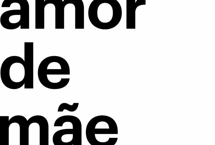 ‘Amor de Mãe’ foi gravada em duas partes, 2019 e 2021, devido à pandemia. Na narrativa, Lurdes, papel de Regina Casé, é uma lavadeira batalhadora que vive o dilema da busca do seu filho Domênico, interpretado por Chay Suede.