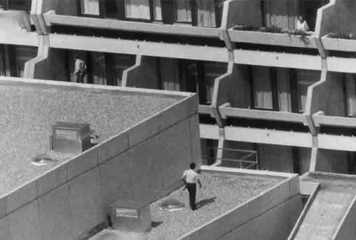 O ataque começou nas primeiras horas da manhã, quando os terroristas, vestidos como atletas, escalaram uma cerca e entraram no complexo onde os competidores israelenses estavam hospedados.