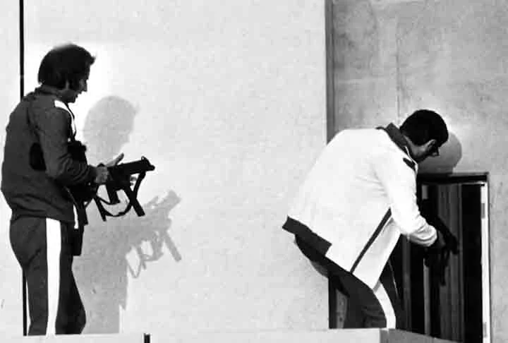 No entanto, a operação foi mal planejada e mal executada. Os terroristas perceberam a emboscada, e a situação rapidamente se deteriorou em um tiroteio caótico. 