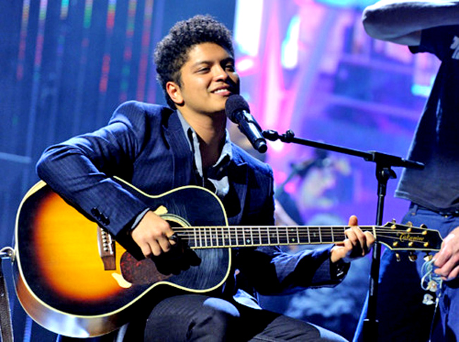 O cantor americano Bruno Mars nascido em 1985, se chama Peter Gene Hernandez.  Adotou o nome artístico porque, por ser músico pop, não queria ser associado ao gênero latino. Escolheu Bruno porque, quando criança, se parecia com o lutador Bruno Sammartino. E Mars em referência o planeta Marte.