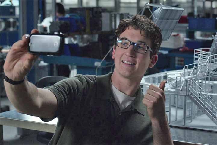 Coube ao  Miles Teller interpretar Reed Richards (Sr. Fantástico). O ator ficou conhecido por seus papéis em Divergente (2014) como Peter, Spiderhead (2022), como Jeff, ao lado de Chris Hemsworth e na continuação de Top Gun, como Rooster Bradshaw, ao lado de Tom Cruise.