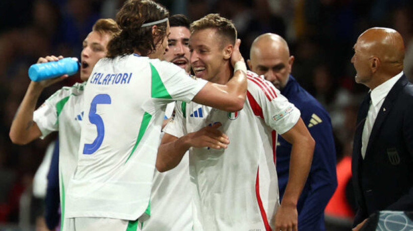 Italy's midfielder #16 Davide Frattesi (C) celebrates scoring his team's second goal during the UEFA Nations League Group A2 football match between France and Italy at the Parc des Princes in Paris on September 6, 2024. (Photo by FRANCK FIFE / AFP)