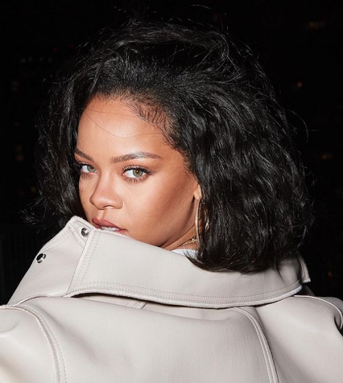 A cantora americana Rihanna, nascida em Saint Michael, em 1988, se chama Robyn Rihanna Fenty. Ela optou por usar apenas seu segundo nome como nome artístico.