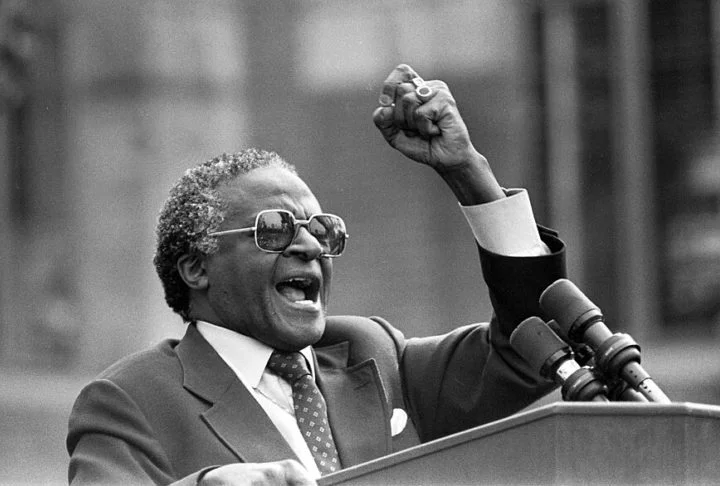 Em 1984, ele foi laureado com o Prêmio Nobel da Paz por seu trabalho incansável e pacífico contra o apartheid. Sua voz se tornou um símbolo da resistência não violenta e da luta por justiça na África do Sul.