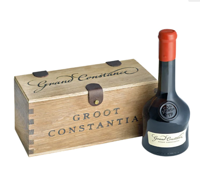 Western Cape é a principal região vitivinícola (uvas e vinhos) do país. Boa parte da indústria do vinho sul-africana se concentra nessa área e microrregiões como Stellenbosch e Paarl são alguns de seus principais destaques. Uma das principas vinícolas é Groot Constantia, fundada em 1685.