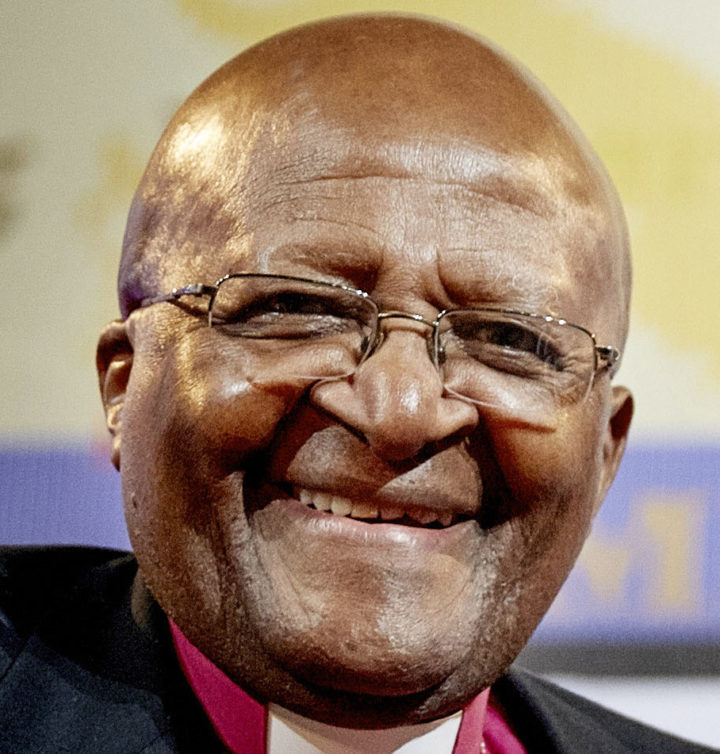Desmond Tutu faleceu em 2021, aos 90 anos, mas sua luta pelos direitos humanos transcendeu as fronteiras da África do Sul, inspirando movimentos em todo o mundo. 