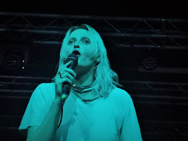 Emily Armstrong nasceu em Los Angeles e se interessou por música aos 11 anos. Aos 15, ela compunha, cantava e tocava diversos instrumentos. 