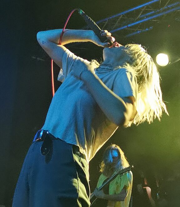 Decidida a seguir carreira musical, ela abandonou a escola para se dedicar integralmente à música.