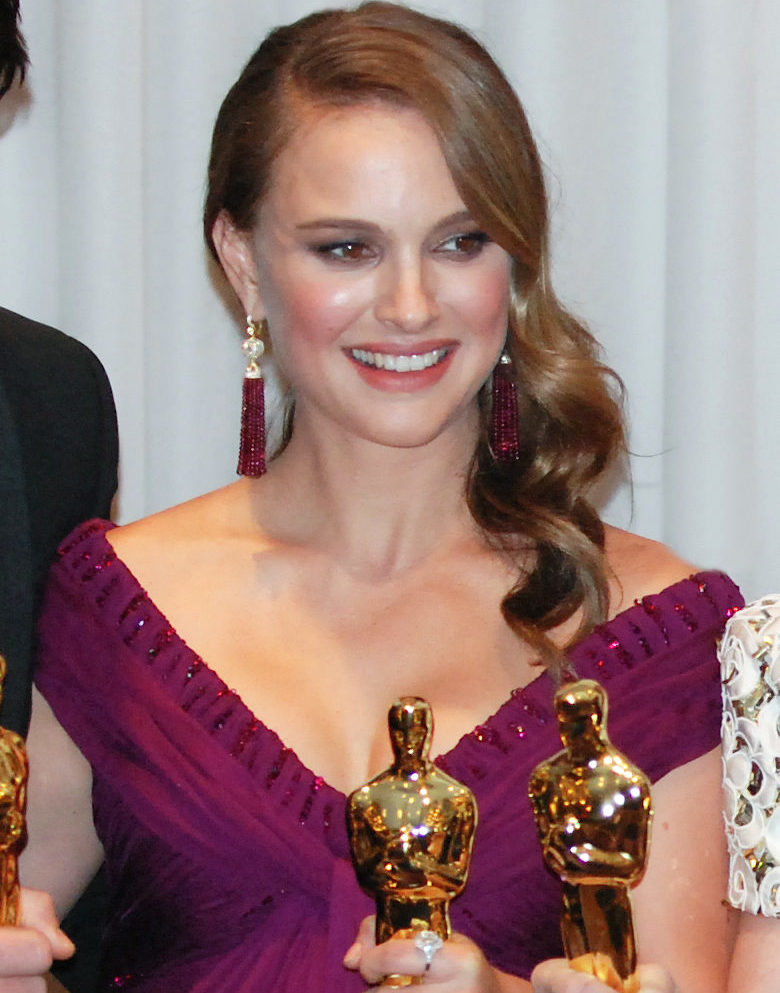 A atriz Natalie Portman, nascida em Jerusalém, em 1981, se chama Neta-Lee Hershlag. A escolha foi feita para proteger a privacidade de sua família, especialmente durante sua infância e adolescência. O sobrenome “Portman” é o nome de solteira de sua avó paterna.