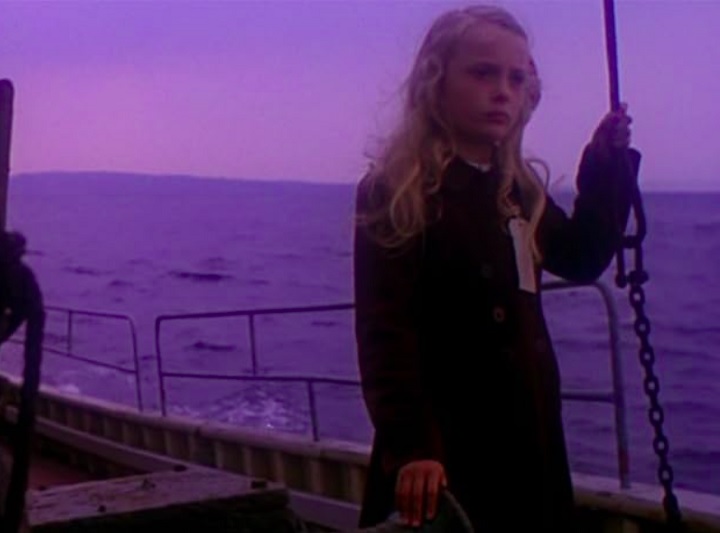 A história gira em torno da lenda local sobre a família de Fiona e o misterioso desaparecimento de seu irmão mais novo, Jamie, que foi levado pelo mar. Enquanto a menina explora a ilha e investiga a história de sua família, ela descobre segredos antigos e uma conexão especial com o lugar.