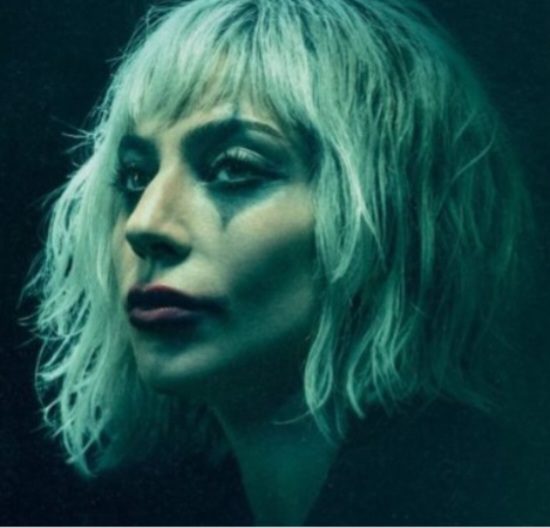 “Trabalhamos muito duro na maneira de cantar. Para mim foi, de certa forma, como desaprender a cantar, esquecer como respirar, e deixar que a canção surja totalmente da personagem”, declarou Gaga.
