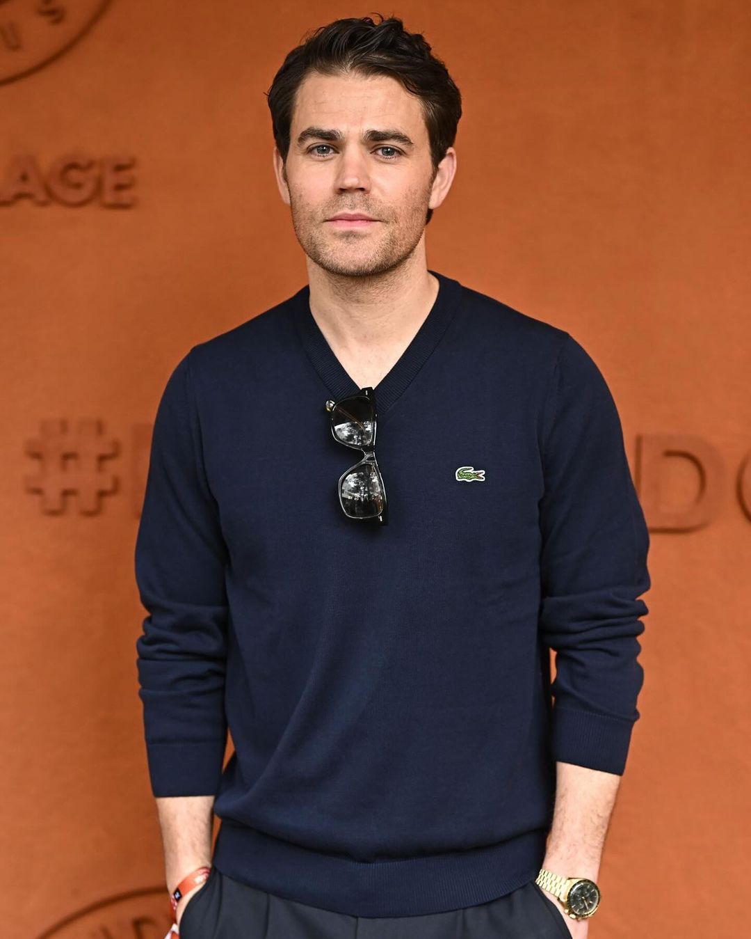 O ator americano Paul Wesley, nascido em New Brunswick, em 1982, se chama Paweł Tomasz Wasilewski. Ele achou que seu nome de nascimento era difícil de pronunciar e, com a permissão de sua família, mudou para “Paul Wesley” em 2005.