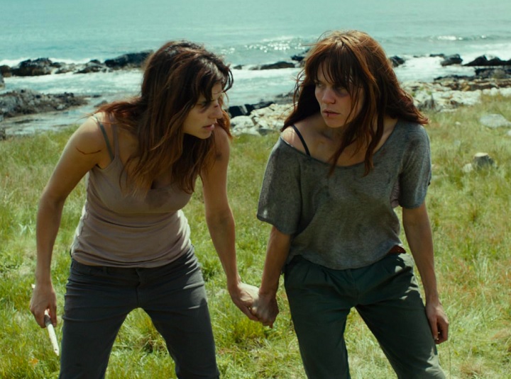 Terror na Ilha (2012): A trama do filme gira em torno de três amigas que decidem passar um fim de semana acampando em uma ilha remota, onde costumavam brincar quando eram crianças.